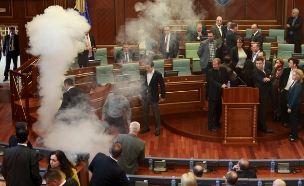 תיעוד: רימוני גז בפרלמנט בקוסובו (צילום: רויטרס)