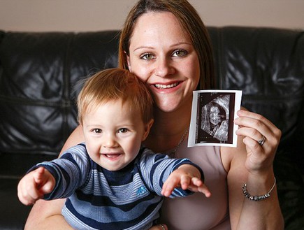 גילתה שהיא בהריון בדרך לטיפוליל פוריות (צילום: dailymail.co.uk)