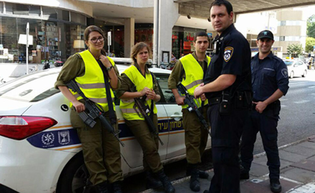 שוטרים וחיילים בלב ת"א (צילום: עזרי עמרם, חדשות 2)