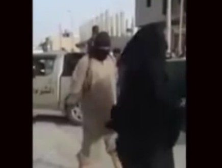 דאעש מעניש שתי נשים (צילום: מתוך סרטון של ארגון דאע