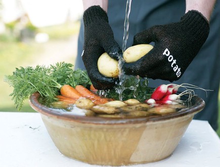 כפפות דיש וויש לשטיפת תפוחי אדמה (צילום: דיש וויש,  יחסי ציבור )