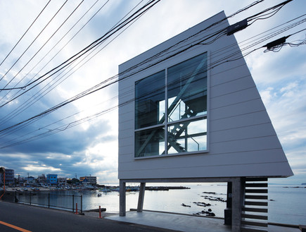 בית החלונות 03, שוכן על קו המים, וכביש קטן מפריד בינו לבין הבתים  (צילום: Yasutaka Yoshimura)