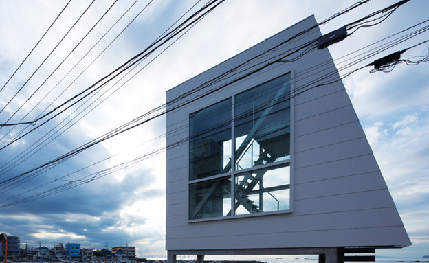 בית החלונות 03, שוכן על קו המים, וכביש קטן מפריד בינו לבין הבתים  (צילום: Yasutaka Yoshimura)