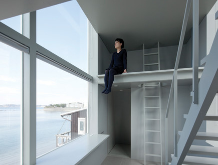 בית החלונות 04, מרכזו הוא חלל פתוח וגבוה בו ניצב גרם המדרגות (צילום: Yasutaka Yoshimura)
