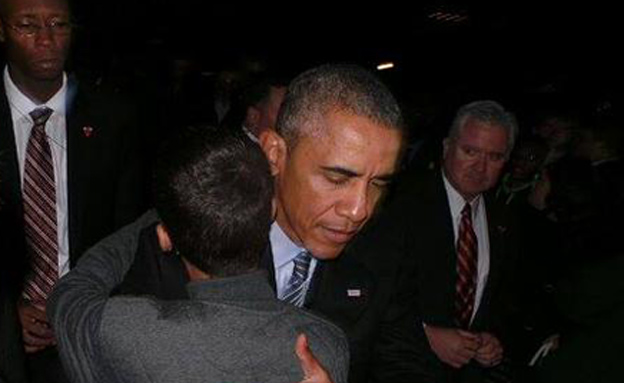 הנער במפגש עם אובמה, אמש (צילום: מתוך הטוויטר של אחמד מוחמד)