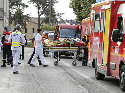 מפנים פצועים מהתאונה בצרפת (צילום: רויטרס)