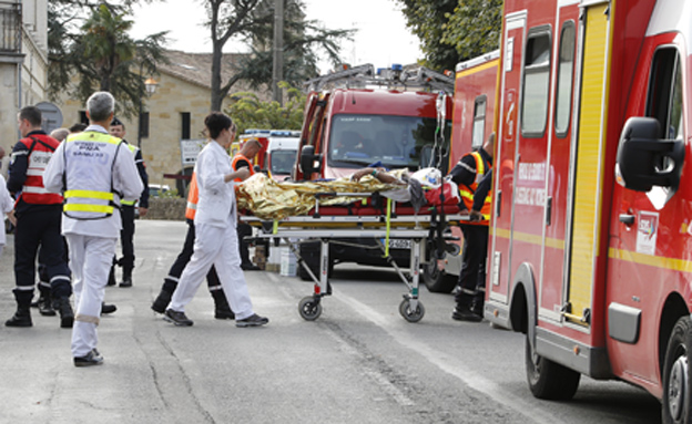 מפנים פצועים מהתאונה בצרפת (צילום: רויטרס)