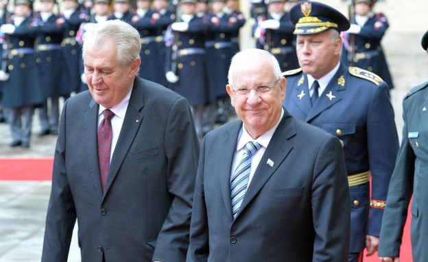 נשיא המדינה ראובן ריבלין ונשיא צ'כיה, מילוש זמאן, בפראג (צילום: Sakchai Lalit | AP)