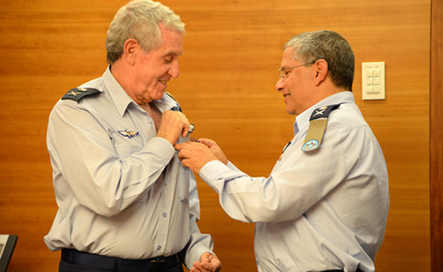 גדעון שפר מקבל עיטור (צילום: הגר עמיבר, אתר חיל האוויר)