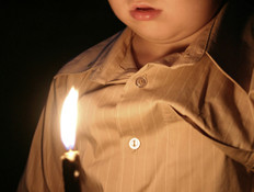 ילד מדליק נר (צילום: lovleah, Istock)