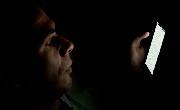 איש עם סמארטפון בחדר חשוך (צילום: http://www.japanexperterna.se, Flickr)