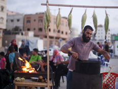 המוצר המפתיע שמציף את רצועת עזה - בניגוד לתמונות בעולם