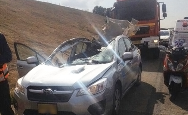 בעקבות התאונה: הכביש נסגר לתנועה לזמן קצ (צילום: דוברות מד''א)