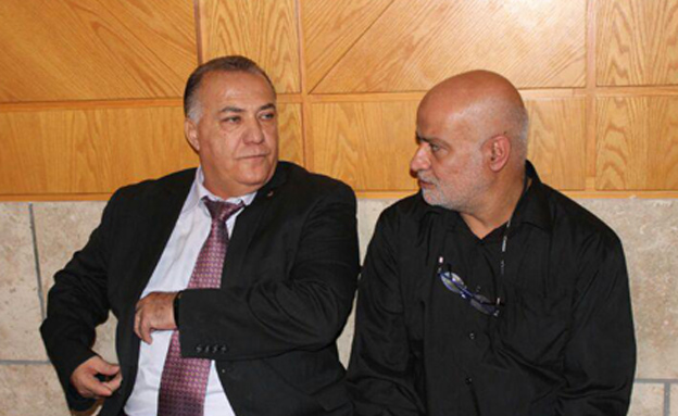 אביה של הצעירה זידאן עאבד, וראש העיר נצר (צילום: חדשות 2)