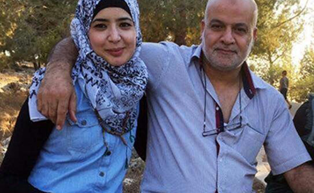 אסראא עאבד, הצעירה שנחשדה כמחבלת, יחד עם אביה