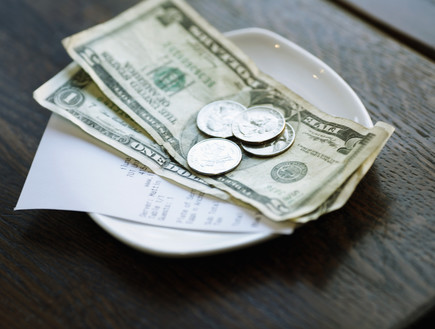 חשבון במסעדה (צילום: אימג'בנק / Thinkstock)