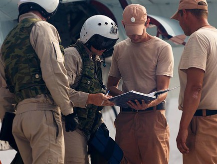 חותמים על ספר המטוס לפני טיסה (צילום: משרד ההגנה הרוסי)