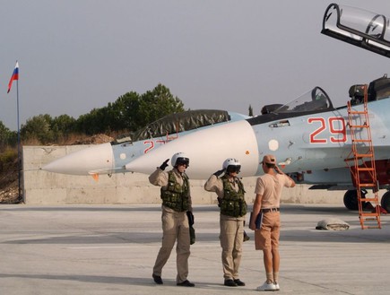 טייסי סוחוי 30 לפני גיחה  (צילום: חיל האוויר הרוסי)