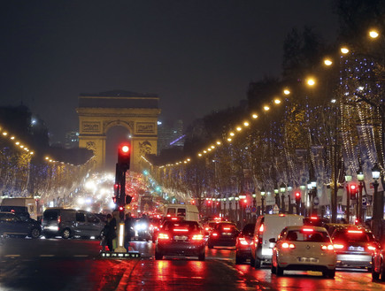 חג המולד בפריז (צילום: ap)