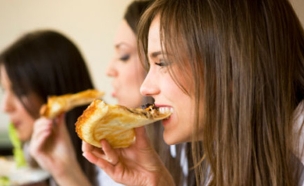 אישה אוכלת פיצה (צילום: webphotographeer, Istock)