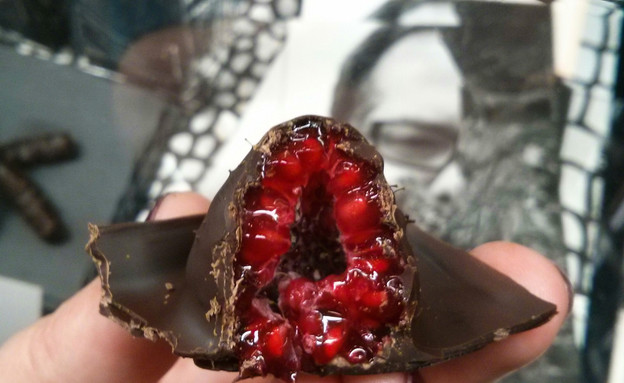 שוקולד במילוי פטל טרי (צילום: אסתי רותם, mako אוכל)