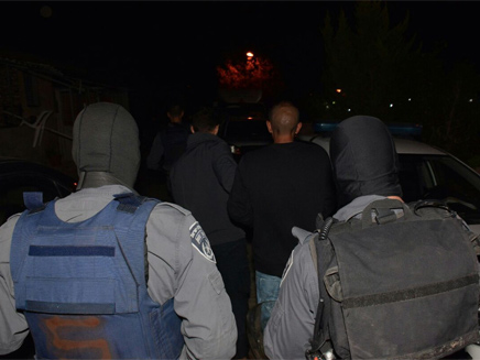 מאות שוטרים פשטו על בתי החשודים (צילום: דוברות המשטרה צפון)