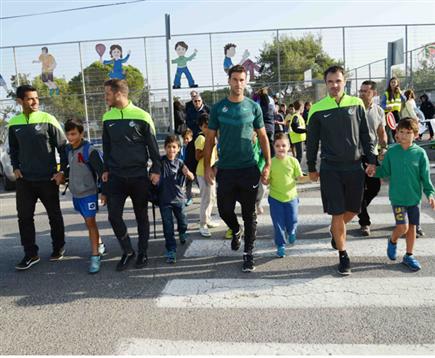 שחקני חיפה משתתפים ביום הבטיחות בדרכים (ראובן כהן, האתר הרשמי של מ (צילום: ספורט 5)