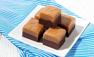 פאדג' שוקולד-לוטוס (צילום: אולגה טוכשר, אוכל טוב)