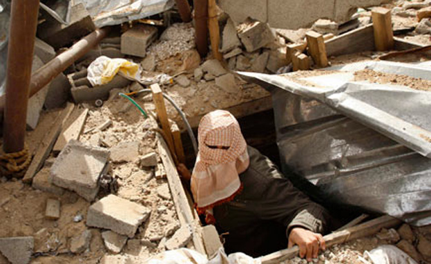 פלסטיני בפתח מנהרה, ארכיון (צילום: רויטרס)