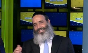 הרב פנגר מגיע באולפן (צילום: מתוך עולם הזוהר, ערוץ 24)