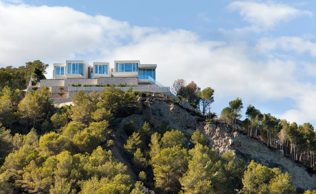 בית בספרד 01, הבית ניצב בקצה הגבעה ומשקיף אל הים (צילום: Mariela Ap)