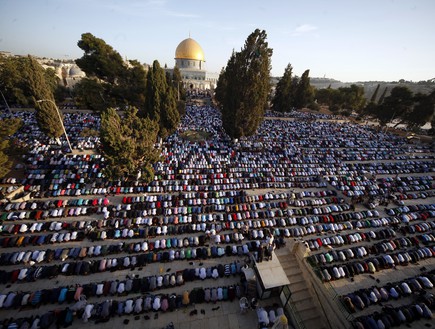 פלסטינים מתפללים במהלך עיד אלאדחא (צילום: Sakchai Lalit | AP)