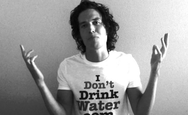לא שותה מים (צילום: יוטיוב)