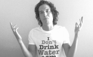 לא שותה מים (צילום: יוטיוב)