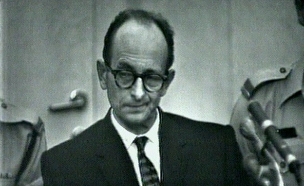 אדולף אייכמן במהלך משפטו (תמונת AVI: אור גץ, חדשות1 ערוץ 2)