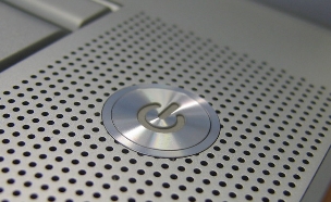 כפתור הדלקה / כיבוי במחשב נייד (צילום: Ben Dalton, Flickr)