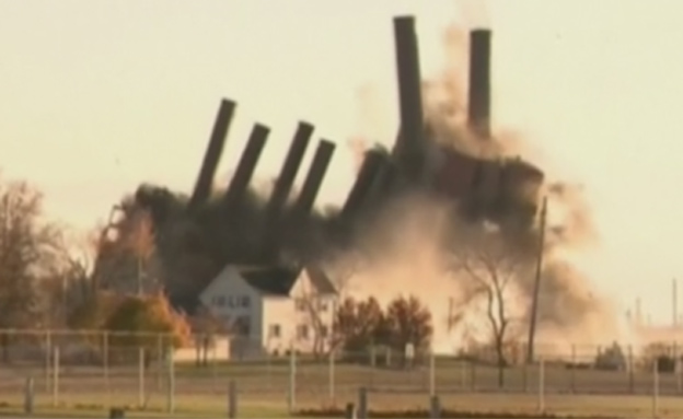 צפו בפיצוץ המבוקר של תחנת הכוח (צילום: Sky News)