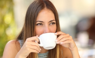 אישה שותה קפה (צילום: אימג'בנק / Thinkstock)