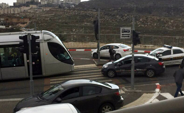 פיגוע דקירה בברכבת הקלה ברח' יקותיאל אדם בירושלים (צילום: עד ראייה)