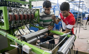 עובדים פלסטינים ביקב ברקן (צילום: רויטרס)