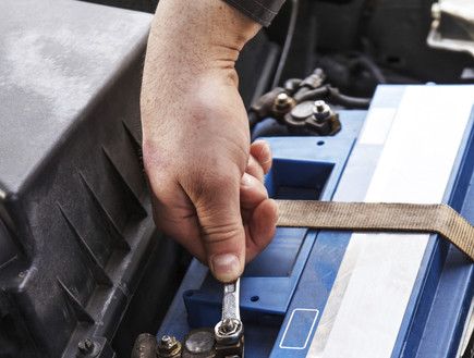 מתניע את הרכב מתניע את הרכב