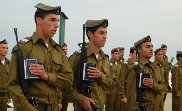 חניכי הפנימיה הצבאית לפיקוד בחיפה (צילום: הפנימייה הצבאית הריאלי חיפה)