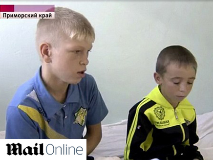 ניצלו בנס. שני הילדים בבית החולים (צילום: Daily Mail Online)