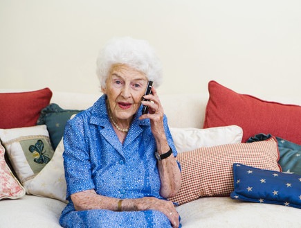 אישה מדברת בטלפון (צילום: Thinkstock)