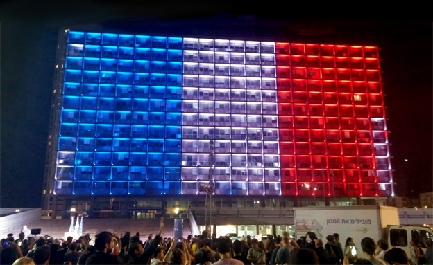 בניין עיריית ת"א בצבעי דגל צרפת (צילום: חדשות 2)