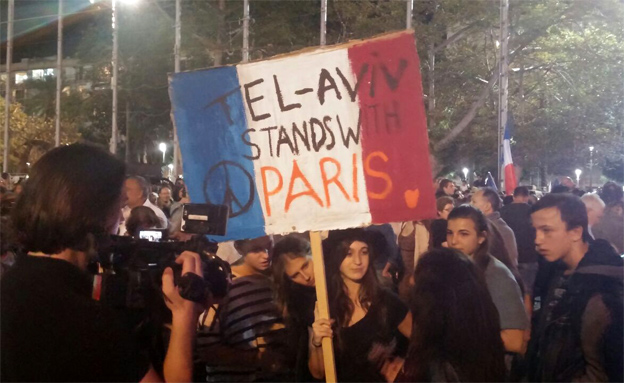 ישראלים משתתפים בכאב העם הצרפתי (צילום: חדשות 2)