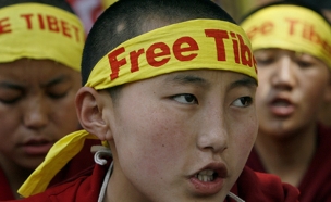 נזירות טיבטיות מוחות נגד הכיבוש הסיני