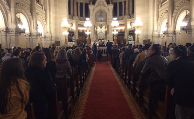 תפילת הזיכרון בבית הכנסת בפריז