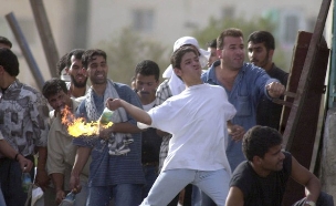 צעיר פלסטיני זורק בקבוק תבערה, 2000 (צילום: Sakchai Lalit | AP)