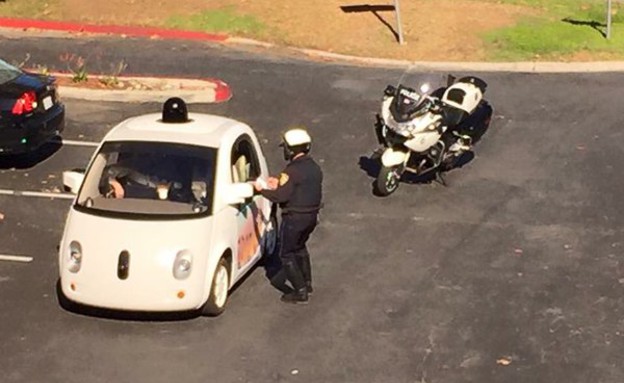 שוטר עוצר את המכונית של גוגל (צילום: Aleksandr Milewski, גוגל)